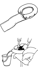 pad karet yang digunakan saat keramas pasien/klien  di atas ranjang untuk menghindari membasahi kasur.